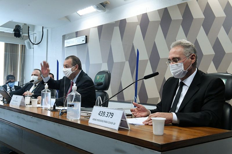 O presidente da CPI, Omar Aziz, entre Pazuello e o relator, Renan Calheiros - Edilson Rodrigues/Agência Senado