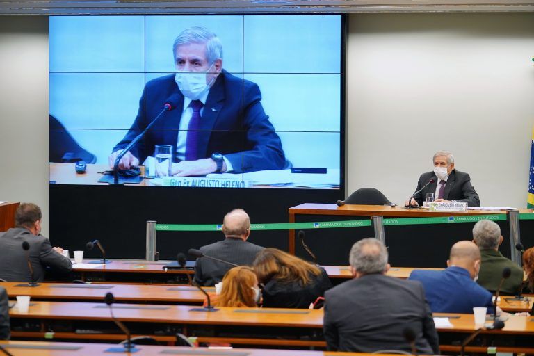 Augusto Heleno, no telão: “Uma atribuição legal da Abin é fazer esse tipo de investigação - (Foto: Pablo Valadares/Câmara dos Deputados)
