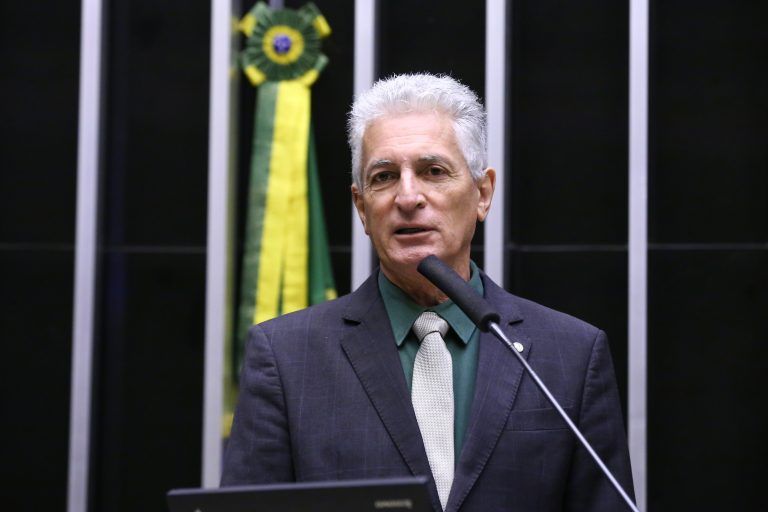 Correia alterou o texto original para preservar também as bolsas de graduação - (Foto: Cleia Viana/Câmara dos Deputados)