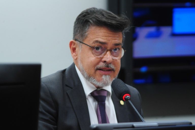 Barbosa: medida compensa lacunas por falta de políticas públicas - (Foto: Billy Boss/Câmara dos Deputados)