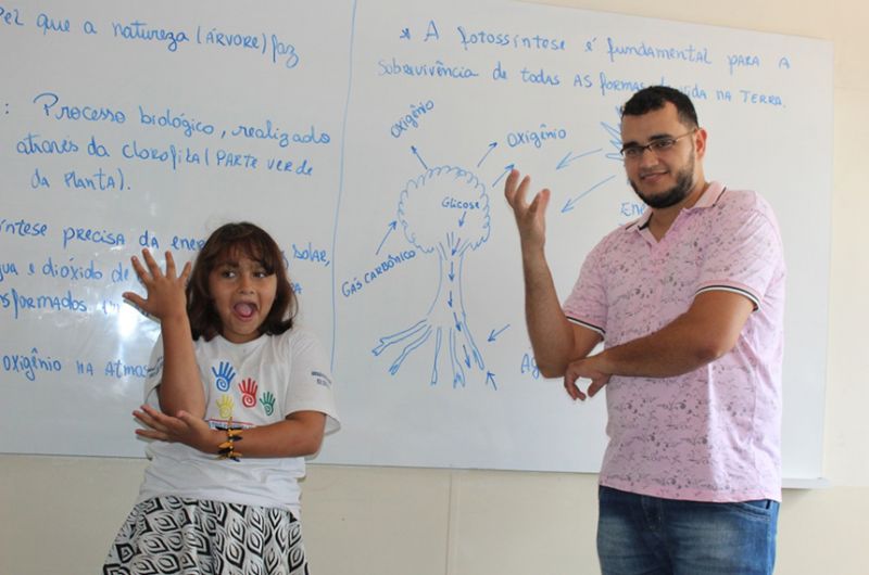 Será discutido projeto do senador Flávio Arns que estabelece que a educação bilíngue de pessoas surdas tenha a Língua Brasileira de Sinais (Libras) como primeira língua e o português escrito como segunda - sego