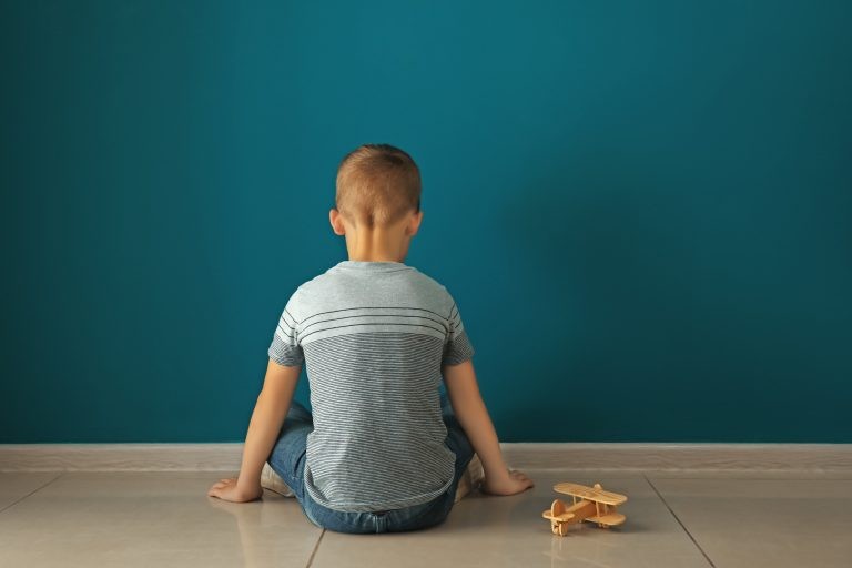 Criança com autismo - (Foto: Olga Yastremska/Depositphotos)