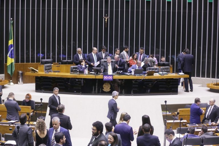Deputados na sessão do Plenário - (Foto: J. Batista/Câmara dos Deputados)