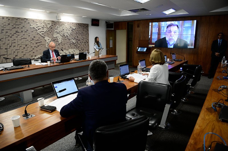 Flávio Arns (no telão) em reunião da CE: senador é relator da proposta que regulamenta a oferta de homeschooling - Pedro França/Agência Senado