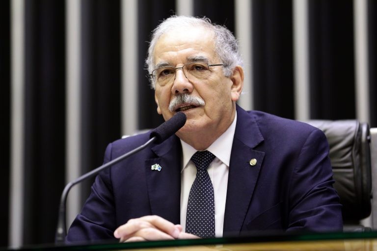 O relator, deputado Dr. Luiz Ovando, reuniu vários textos em um só - (Foto: Michel Jesus/ Câmara dos Deputados)