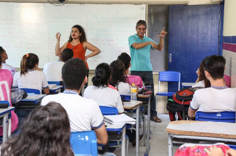 O projeto que qualifica a educação bilíngue de surdos (Libras e português escrito) como modalidade de ensino independente é um dos quatro itens da pauta do Senado nesta terça-feira - Roberto Soares/Alepe