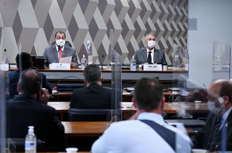 Presidente da CPI, Omar Aziz, e relator, Renan Calheiros: comissão deve votar mais de 200 requerimentos - Edilson Rodrigues/Agência Senado