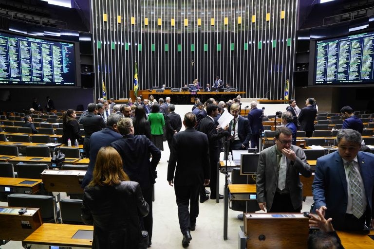 Deputados analisam propostas em Plenário - (Foto: Pablo Valadares/Câmara dos Deputados)