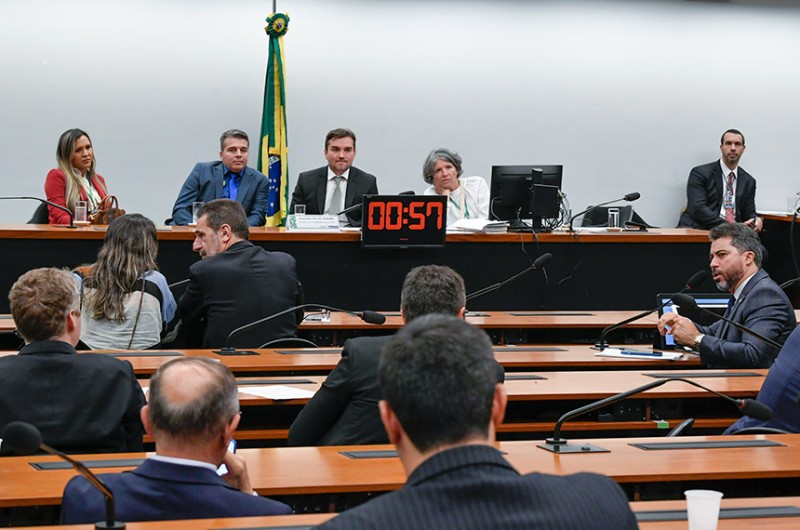 Parlamentares da CMO ouvem Marcos Rogério (1º à dir). À mesa, o deputado Celso Sabino (2º à dir) conduz a reunião - Roque de Sá/Agência Senado