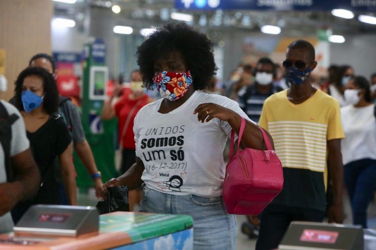 Entre os dispositivos em vigor, está a obrigatoriedade do uso de máscaras em local público - (Foto: Paula Fróes/GOVBA)