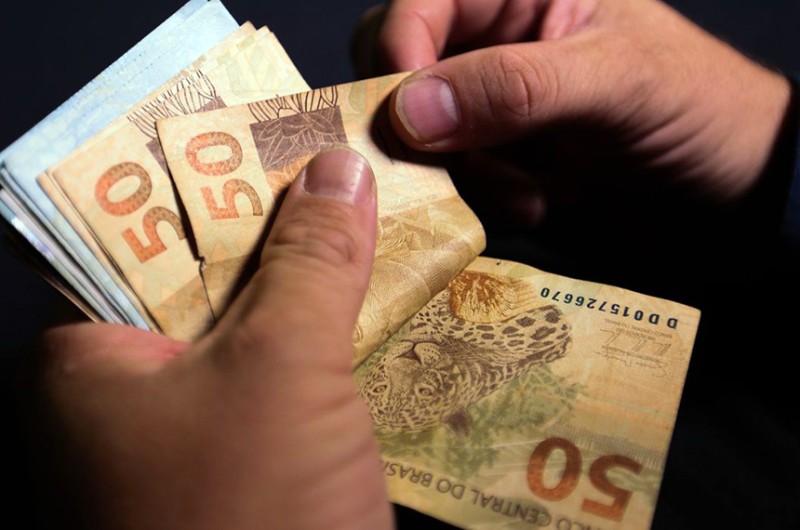 O novo valor representa aumento de R$ 90 reais em relação ao mínimo atual - Marcello Casal JrAgência Brasil