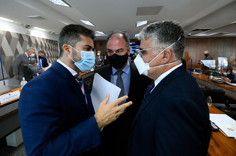 Senadores da base do governo defendem que governadores expliquem à CPI uso dos recursos destinados aos estados. Eduardo Girão (D) lamentou que prefeitos não tenham sido convocados - Marcos Oliveira/Agência Senado
