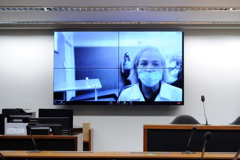 Dra. Ana Teresa Barbosa, do Hospital Heloneida Studart, um dos agraciados - (Foto: Gustavo Sales/Câmara dos Deputados)