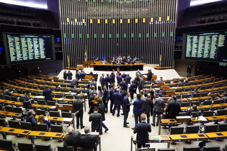 Substitutivo de Wilson Santiago prevê três reajustes anuais de 6% - (Foto: Pablo Valadares/Câmara dos Deputados)