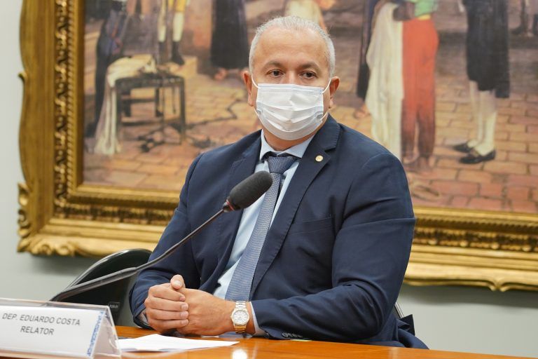 Costa recomendou a aprovação da proposta com prazo maior de recebimento do auxílio - (Foto: Pablo Valadares/Câmara dos Deputados)