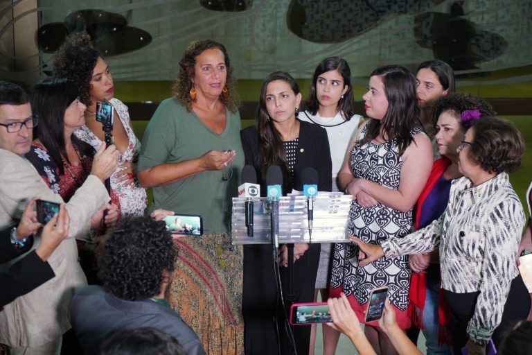 Bancada feminina no Brasil representa apenas 15% das cadeiras - (Foto: Pablo Valadares/Câmara dos Deputados)