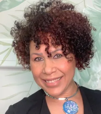 A especialista em cachos, Jade Costa é uma das profissionais brasileiras que transforma a vida de muitas mulheres