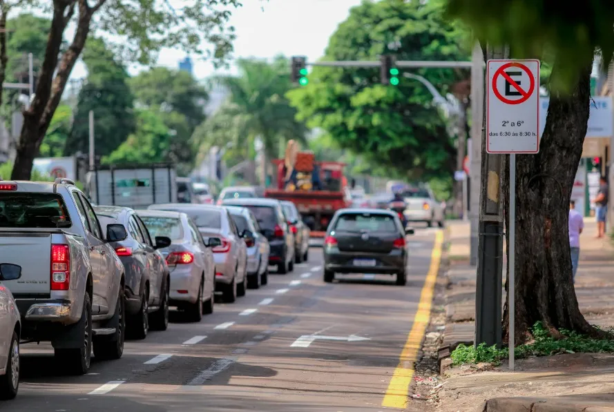 O município realizou a sinalização do local, com a instalação de placas que indicam a proibição do estacionamento no período das 6h30 às 8h30 de segunda a sexta-feira - Foto: Rafael Macri / PMM