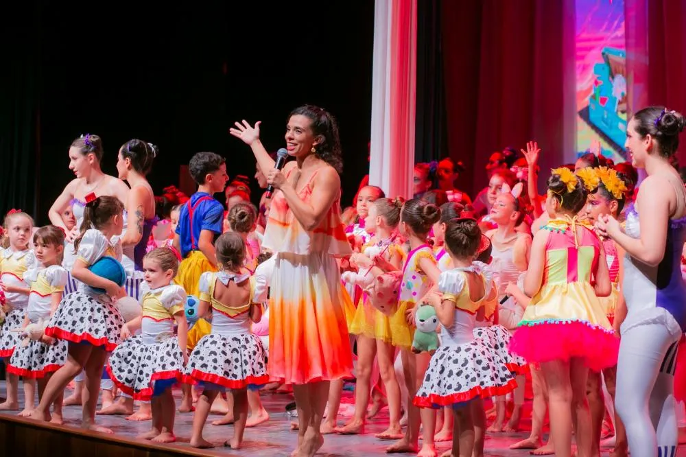 Prefessora Evelin Coelho com alunos espetáculo de final de ano, “Brinquedos do Coração”s no 