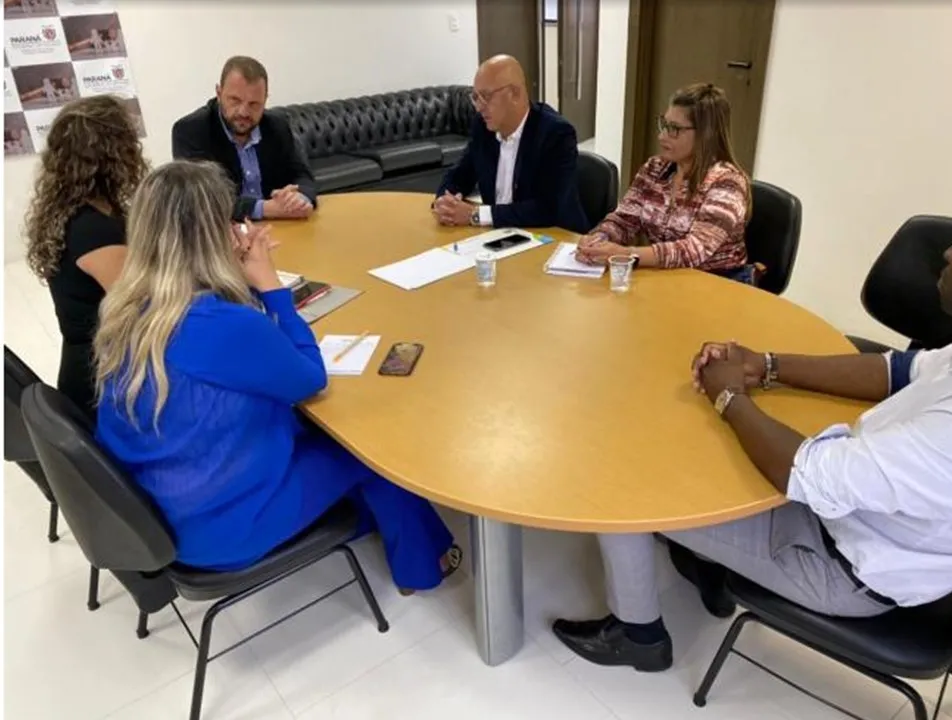 A acusada de gordofobia é mulher de azul - Foto: Site Governo do Estado do Paraná