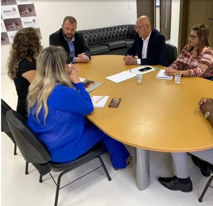 A acusada de gordofobia é mulher de azul - Foto: Site Governo do Estado do Paraná - Foto: site governo do Estado do Paraná