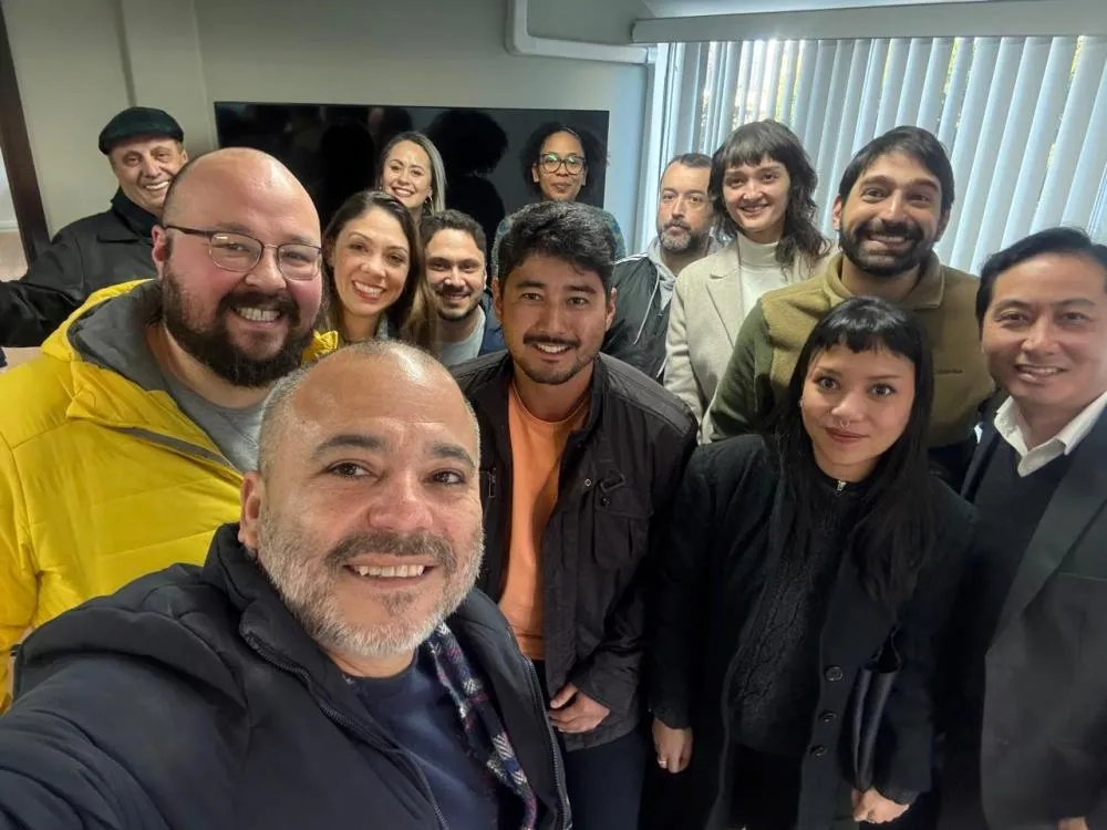 Fábio Aguayo e a vereadora Indiara Barbosa com participantes da reunião da Frente Parlamentar do Empreendedorismo que discutiu alterações na Lei do Silêncio de Curitiba - Foto: Divulgação/Abrabar