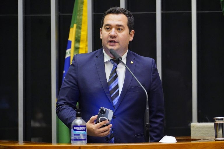 Plenário aprovou o substitutivo do deputado Ricardo Silva (foto) - (Foto: Pablo Valadares/Câmara dos Deputados)
