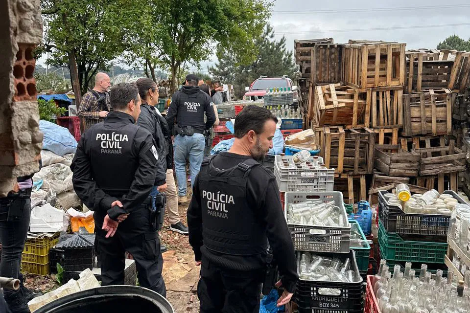 A PCPR destruiu mais de 300 mil garrafas em operação contra bebidas irregulares em Curitiba e Região Metropolitana - Foto: PCPR