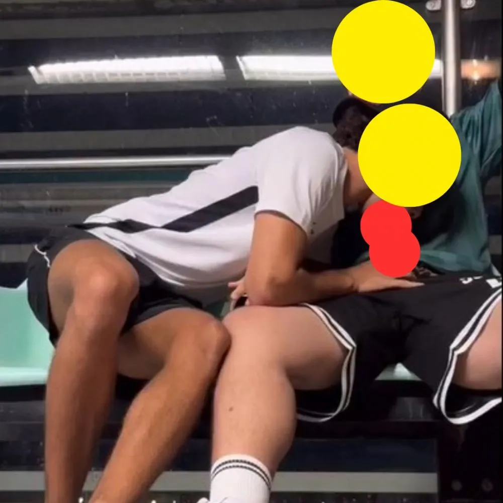 Produtores de conteúdo gravam dentro de estação de metrô em São Paulo