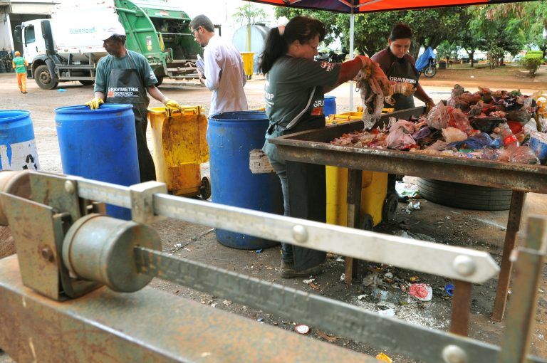 Trabalhadores de cooperativa de catadores fazem triagem do lixo em Brasília - (Foto: Tony Winston/Agência Brasília)