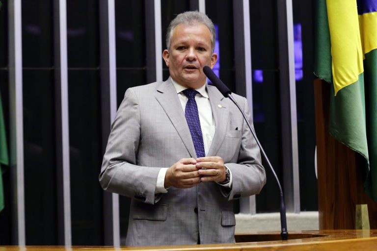 Figueiredo: proposta fortalece princípios da publicidade e eficiência - (Foto: Michel Jesus/Câmara dos Deputados)