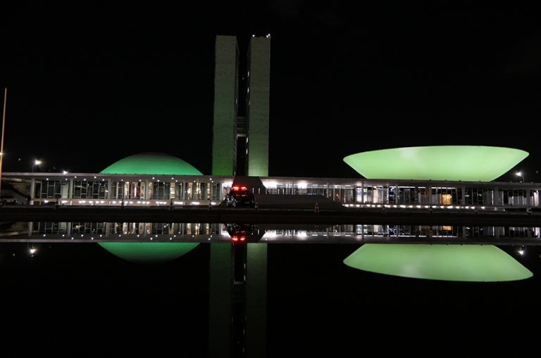 O Congresso costuma ser iluminado para chamar atenção para temas atuais - (Foto: Roque de Sá/Agência Senado)