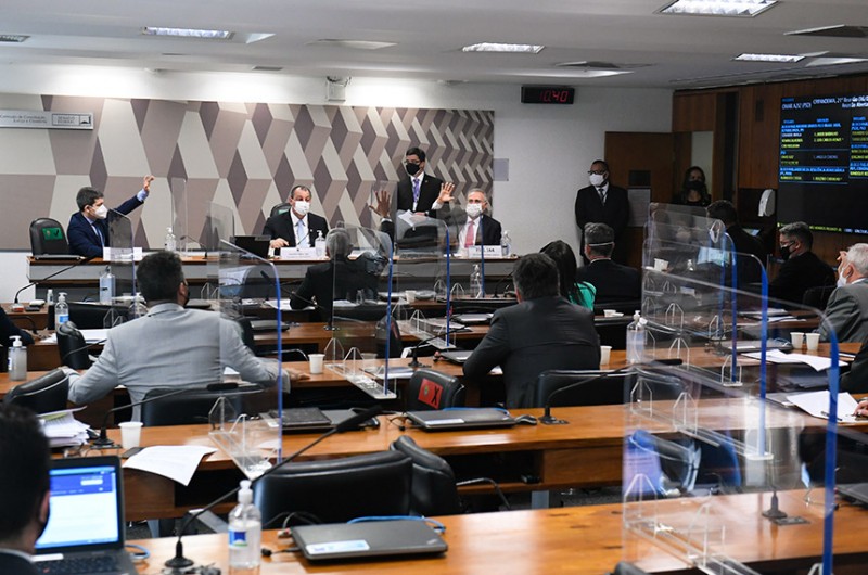 Senadores da CPI votam requerimentos; à mesa, o presidente, Omar Aziz, entre o vice, Randolfe Rodrigues, e o relator, Renan Calheiros - Jefferson Rudy/Agência Senado