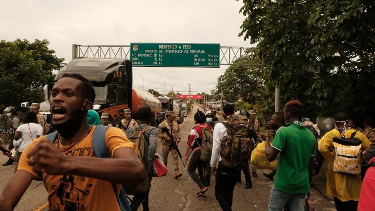 Conflito entre migrantes haitianos e a polícia, na fronteira com o Peru - (Foto: Alexandre Noronha/Amazônia Real)