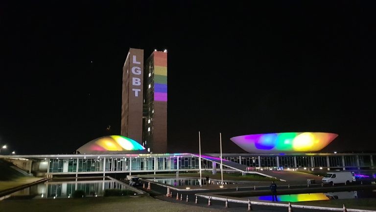 Congresso iluminado em campanha contra o preconceito - (Foto: Roque de Sá/Agência Senado)