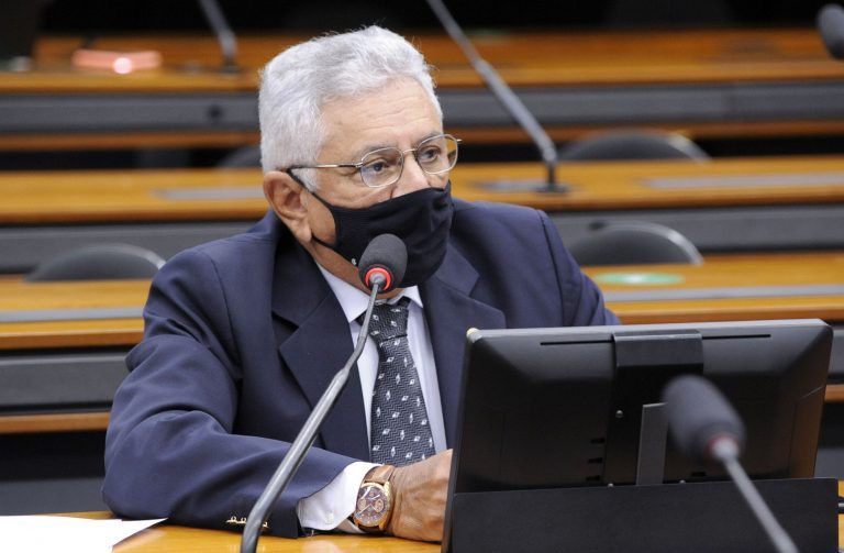 O relator, Bosco Costa, estendeu a isenção aos motoristas de caminhão e van com mais de 50 anos - (Foto: Gustavo Sales/Câmara dos Deputados)