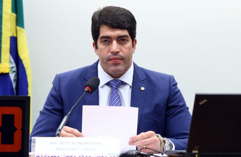 Alencar Filho: projeto abre mão de receita sem necessariamente aumentar atendimento - (Foto: Cleia Viana/Câmara dos Deputados)