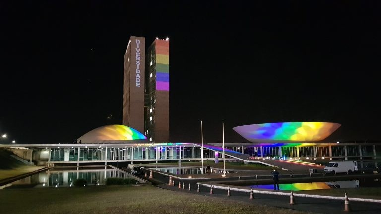 Câmara e Senado iluminados em campanha contra o preconceito - (Foto: Roque de Sá/Agência Senado)