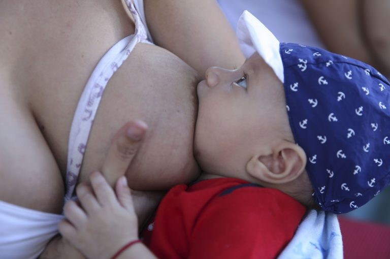 Pesquisas mostram que a mãe vacinada pode transmitir anticorpos para o filho pelo leite materno - (Foto: Valter Campanato/Agência Brasil)