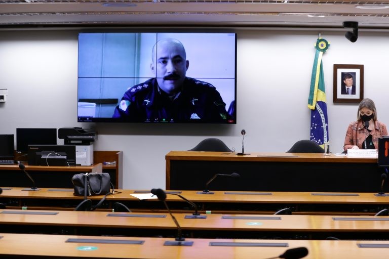 Capitão Íncare, na tela, e deputada Aline Sleutjes - (Foto: Gustavo Sales/Câmara dos Deputados)