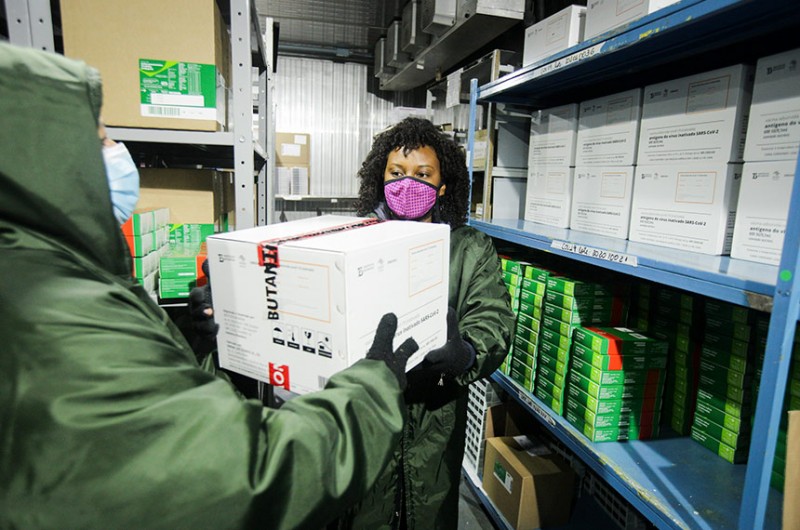Distribuição de vacinas Coronavac produzidas com insumos vindos da China, em janeiro deste ano - Breno Esaki /Agência Saúde