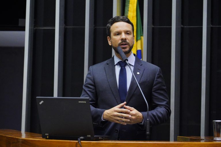 Batista: proposta pretende contribuir na redução de danos provocados pela pandemia de Covid-19 - (Foto: Pablo Valadares/Câmara dos Deputados)