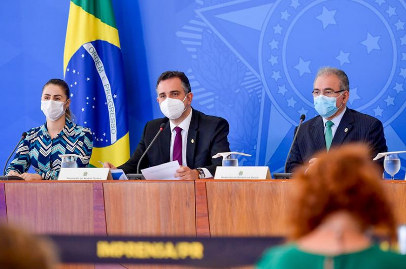 Pacheco entre Francieli e Queiroga durante a entrevista - Marcos Brandão/Senado Federal