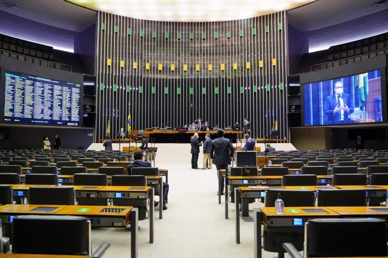 Deputados analisam propostas em Plenário - (Foto: Pablo Valadares/Câmara dos Deputados)