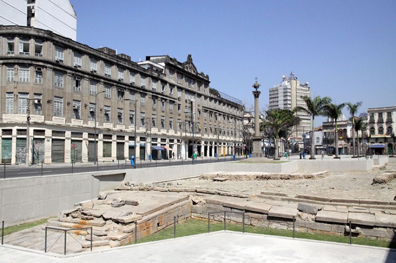 O sítio arqueológico Cais do Valongo, no Rio de Janeiro, poderá ter proteção especial do poder público na condição de patrimônio histórico-cultural afro-brasileiro. A proposta é do senador Paulo Paim - wikipedia