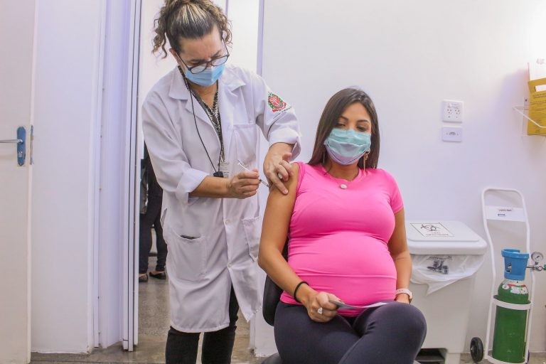 Grávida recebe vacina contra a Covid-19 em São Paulo - (Foto: GovSP)