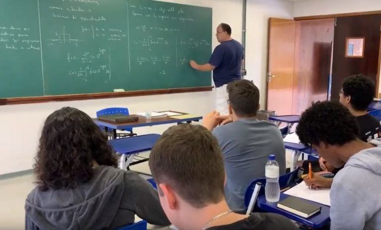Segundo os autores do projeto que deu origem à lei, sem a contratação de pessoal efetivo as instituições não podem funcionar - (Foto: Reprodução/TV Câmara)