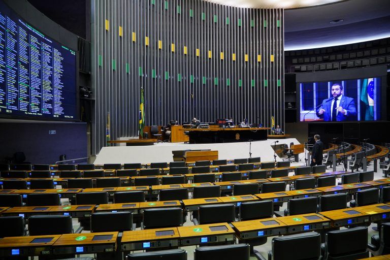 Plenário reunido em modelo híbrido - (Foto: Pablo Valadares/Câmara dos Deputados)