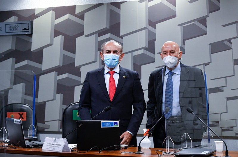 À esqueda, Marcelo Castro, presidente da CE; à direita, o autor do projeto, Confúcio Moura; agora a matéria segue para análise na CCJ - Leopoldo Silva/Agência Senado
