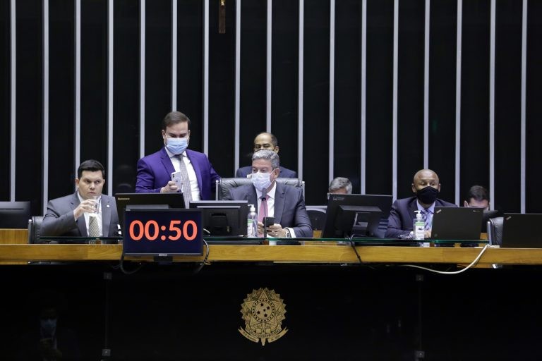 Acácio Favacho (E) e Arthur Lira, que preside a sessão - (Foto: Najara Araujo/Câmara dos Deputados)